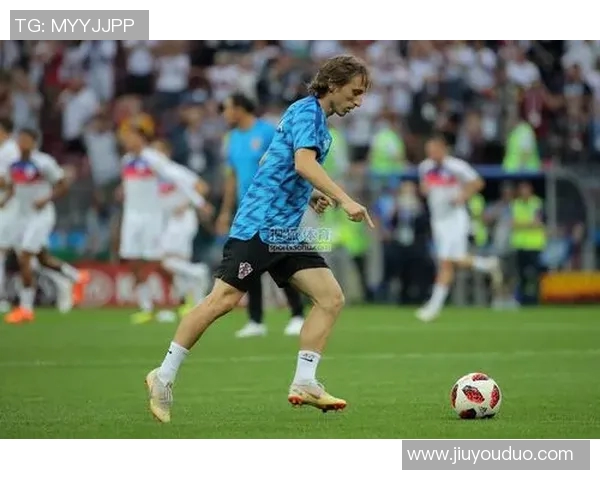 足球明星驾驭豪华载具高清图片展示尽显风采与魅力