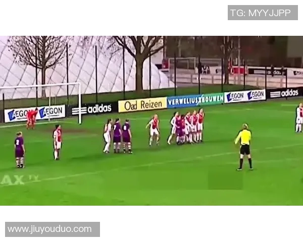 足球明星观看中国舞狮精彩表演感受传统文化魅力与激情碰撞