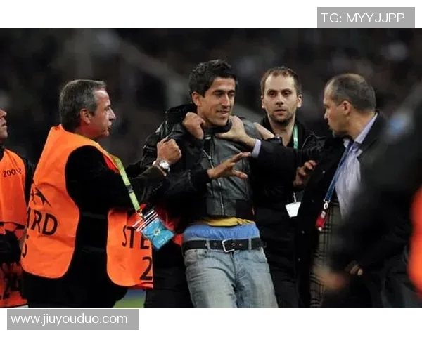 足球明星遭球迷挑衅现场竖中指引发热议引关注球迷行为再引讨论